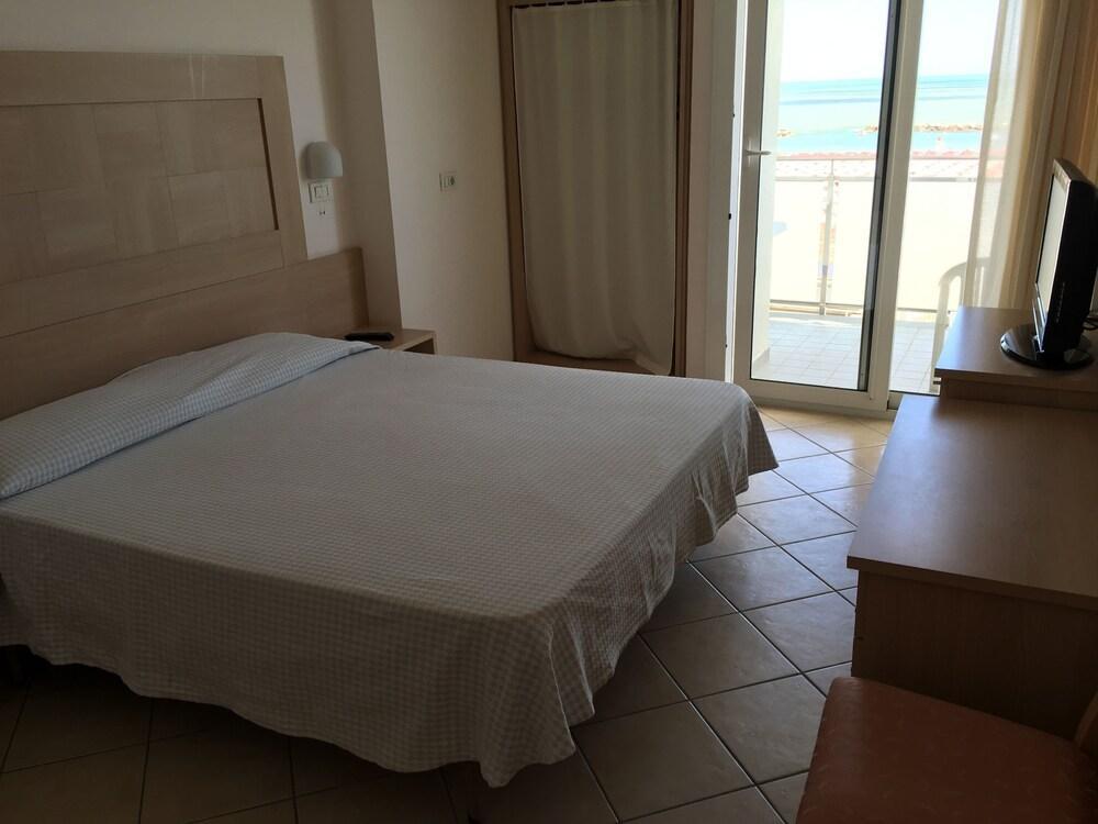Hotel Excelsior Католика Екстериор снимка